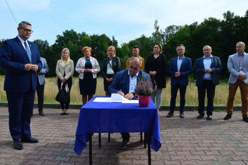 Umowę na budowę przedszkola podpisali burmistrz Myślenic...