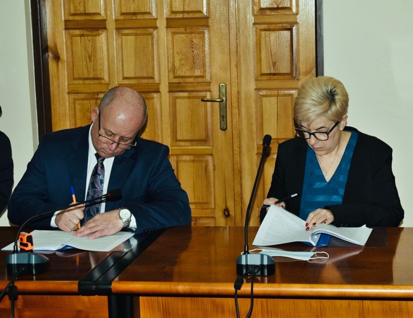 W Osieku podpisano cztery ważne umowy. Będą remonty strażnic, szkoły i urzędu