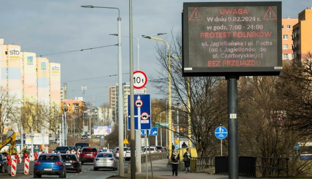 Ostrzeżenia o utrudnieniach, jakie wystąpią w piątek, kiedy do Bydgoszczy zjadą rolnicy z całego województwa, pojawiły się na tablicach systemu ITS na przystankach oraz na wielkoformatowych ekranach