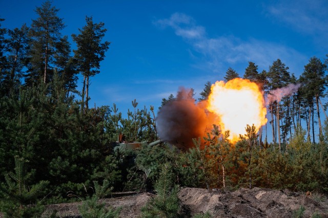 Ukraińscy żołnierze strzelają z haubicy 2C1 "Gvozdika" na stanowiskach bojowych w obwodzie charkowskim