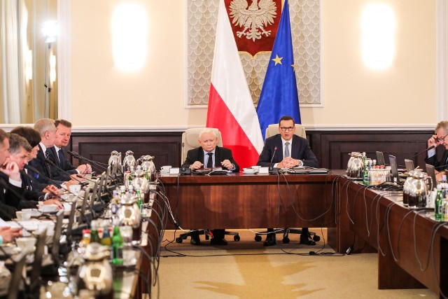 We worek posiedzenie Rady Ministrów. Rząd zajmie się wakacjami kredytowymi i CPK