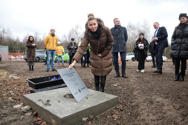 31 stycznia nastąpiło uroczyste wmurowanie kapsuły czasu z aktem erekcyjnym pod budowę nowej szkoły na Strzeszynie.