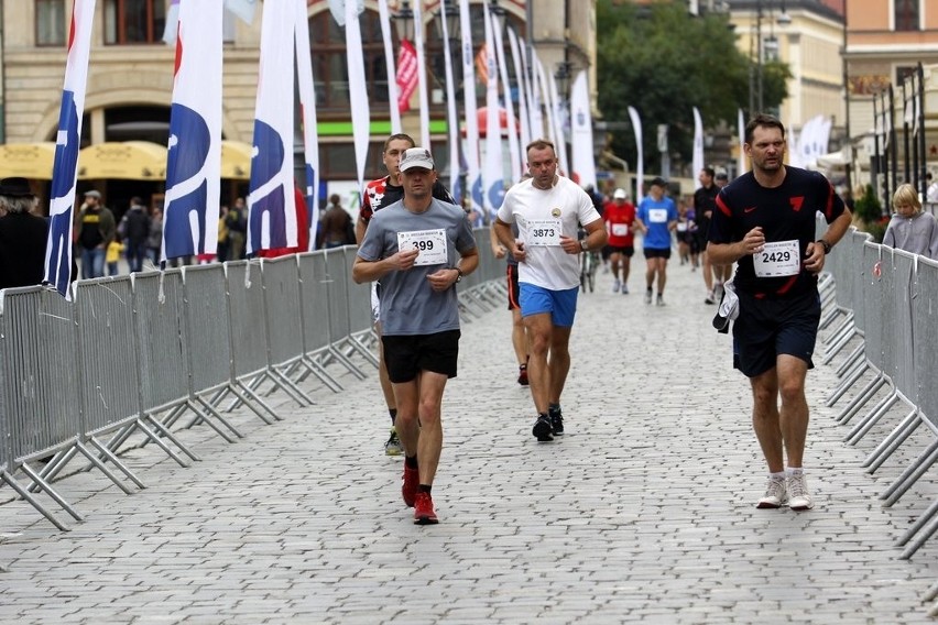 Maraton Wrocław - ZDJĘCIA - zawodnicy z numerami 3801 - 4000