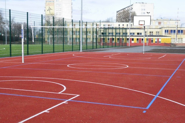 Są już gotowe boiska "Orlik&#8221; przy Publicznym Gimnazjum numer 5 w Radomiu, można już grać w piłkę.