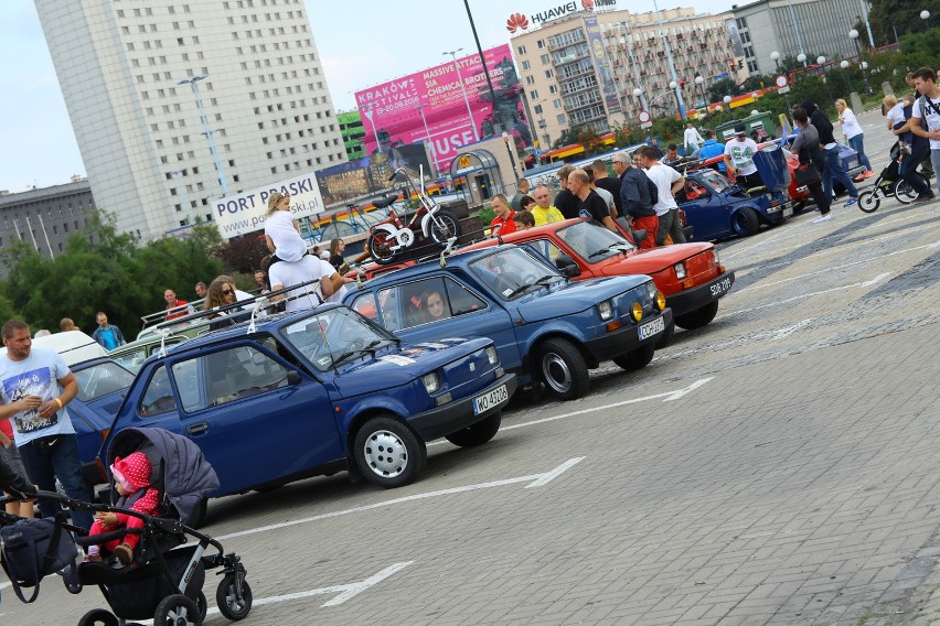 Zjazd maluchów pod Pałacem Kultury i Nauki w Warszawie...