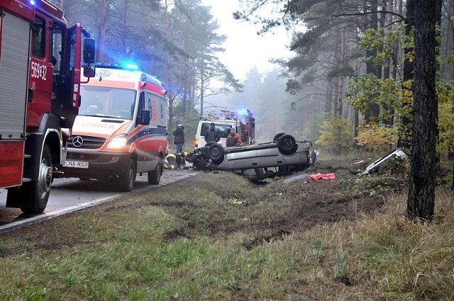 Tuż po godz. 8.00 na drodze wojewódzkiej 246 na odcinku Łabiszyn-Szubin doszło do wypadku. Ze wstępnych ustaleń wynika, iż kierująca oplem astra, jadąc od strony Łabiszyna nie dostosowała prędkości do panujących warunków na drodze, uderzyła w drzewo, a następnie dachowała. Poszkodowana mieszkanka powiatu mogileńskiego została zabrana do szpitala w Żninie. Ruch na trasie odbywał się wahadłowo.Dlaczego warto nosić odblaski? Mówi Sławek Piotrowski.