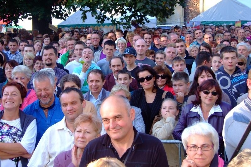 Kilka tysięcy osób przyszło do parku miejskiego w Strzelcach...