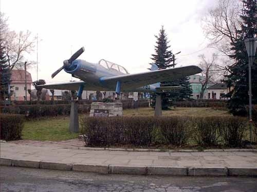 M-2 to samolot, który wyprodukowany został w mieleckiej WSK w 1956 roku. W związku z niezbyt udanym silnikiem nie wyszedł on poza fazę prototypu. Wykonano tylko kilka egzemplarzy M-2. Do dziś zachowały się tylko dwa. Jeden z nich do Radomyśla trafił w 1972 roku, przekazany przez Aeroklub Mielecki jako dar dla Związku Młodzieży Socjalistycznej, którego reprezentantem był Andrzej Ziobroń. Następnie opiekę nad samolotem przejęło Towarzystwo Przyjaciół Ziemii Radomyskiej. 