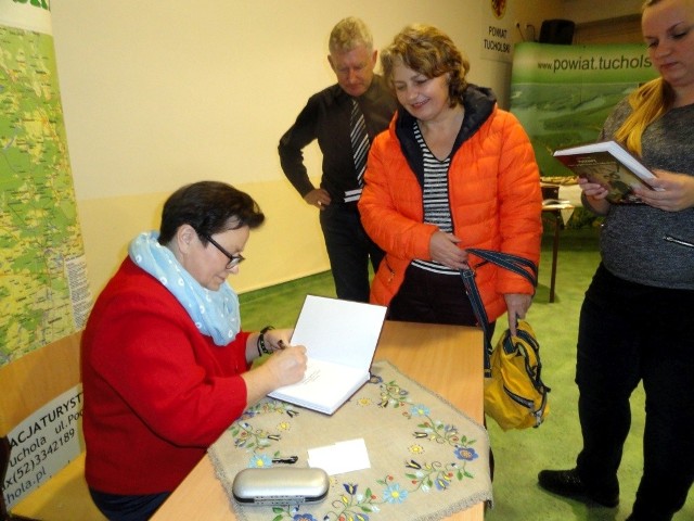 W Tucholi promocja książki kucharskiej Anny BalcerAutorka chętnie dawała autografy.