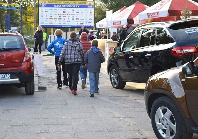 Sędzia Ryszard Bryła nie ustawił samochodu na parkingu strzeżonym, na wysokości wieżyczki, tylko przy administracji klubu.