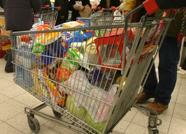 Polacy bardzo chętnie robią zakupy w dużych centrach handlowych.