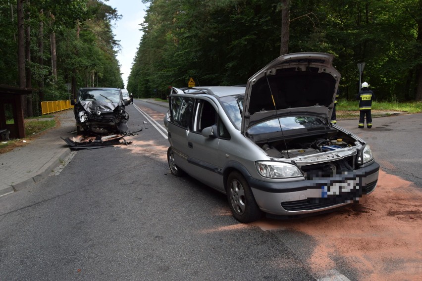 Bus przewożących pasażerów wjechał w tył samochodu stojącego...