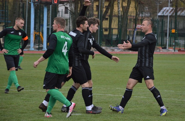Piłkarze Proszowianki (czarne stroje) cieszą się z bramki Szymona Chwała w meczu z Bolesławem Bukowno