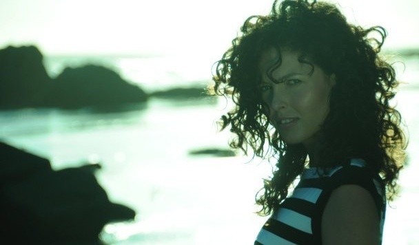 Ramona Rey podczas sesji zdjęciowej na plaży w Malibu.