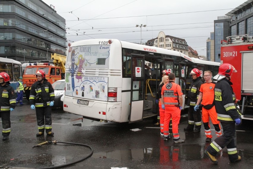 Wypadek autobusu i tramwaju na pl. Dominikańskim. Są ranni