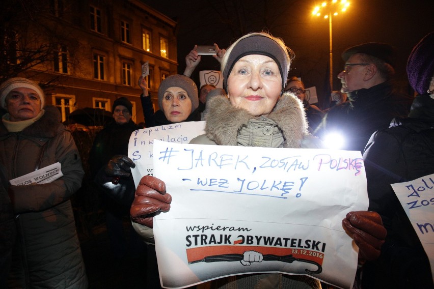 Demonstracja przed biurem poselskim PiS w Słupsku.