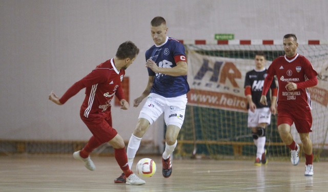 Jedną z bramek dla Heiro Rzeszów w meczu z Gredarem Brzeg zdobył Bartłomiej Przybyło (przy piłce)
