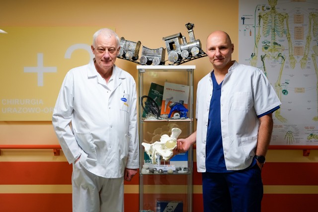 Lekarze z Oddział Chirurgii Urazowo-Ortopedycznej. Od lewej dr Wiktor Szandorowski i dr Krzysztof Klawon