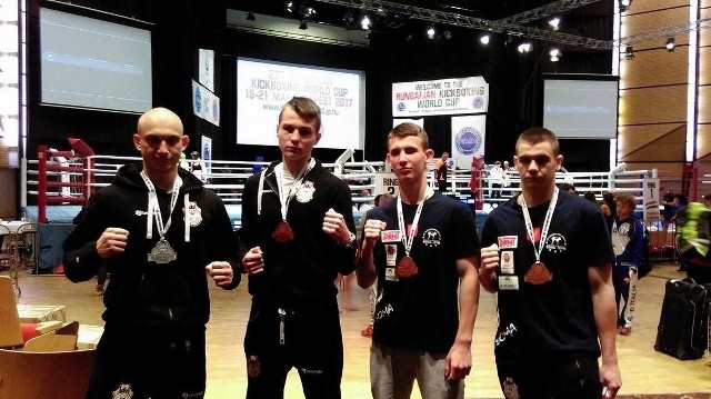 Medaliści ze Sportowego Klubu Kick Boxing Kielce po udanym starcie w Budapeszcie. 