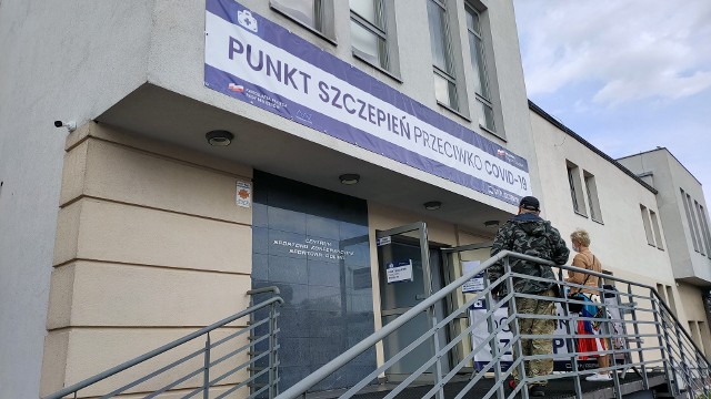 Powszechny Punkt Szczepień w Będzinie już pierwszego dnia przyjął prawie 700 osób Zobacz kolejne zdjęcia/plansze. Przesuwaj zdjęcia w prawo - naciśnij strzałkę lub przycisk NASTĘPNE