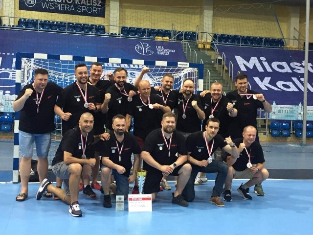 Oldboje AZS UJK Kielce zdobyli w Kaliszu brązowy medal mistrzostw Polski masters w kategorii +35 lat.