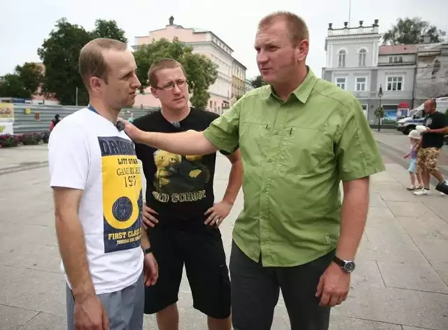 Michał Łukasiewicz (z prawej) z bohaterami "radomskiego&#8221; odcinka cyklu Zbigniewem Borowskim i Kamilem Chudzikiem. 