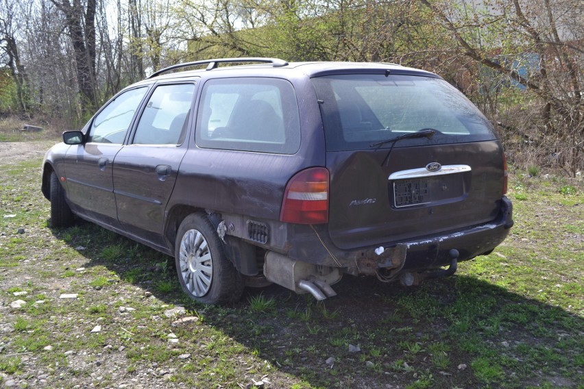 Porzucone auto i śmieci za marketami, kilkaset metrów od...