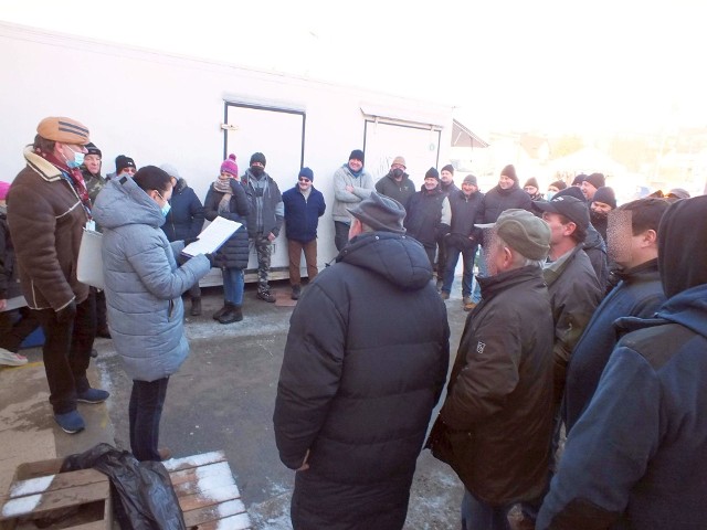 Rolnicy opłacający KRUS bardzo licznie przybyli na zebranie przed Halą Mięsną na starachowickim targowisku