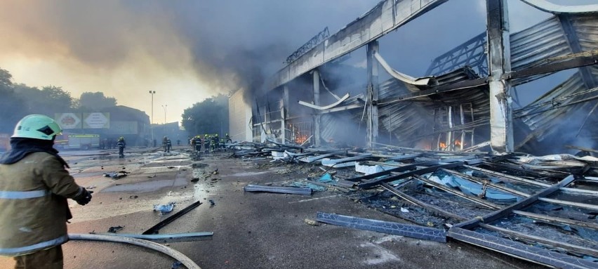 W Krzemieńczuku rosyjskie pociski trafiły w centrum handlowe. Już 11 potwierdzonych ofiar. Nagranie i zdjęcia
