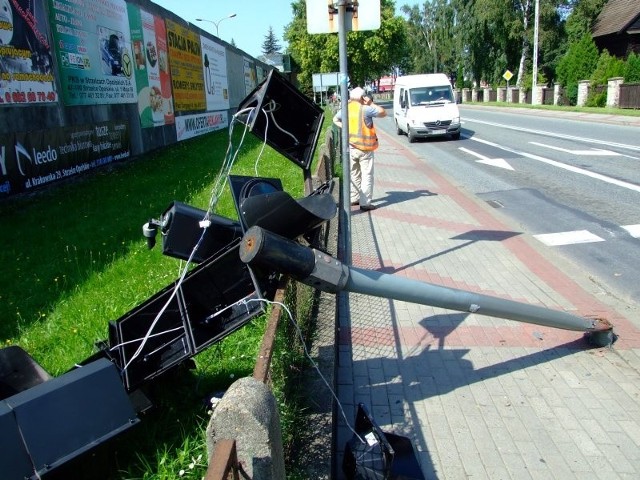 Zniszczona sygnalizacja na skrzyżowaniu ulic Opolskiej i Gogolińskiej