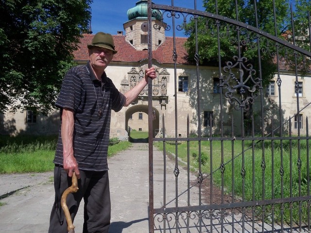 Longin Staś, społeczny przewodnik po zamku w Głogówku. Obecnie jedyny opiekun zabytku.