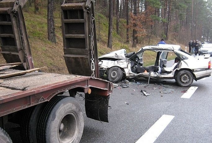 Rozbite auto długo pozostało na drodze