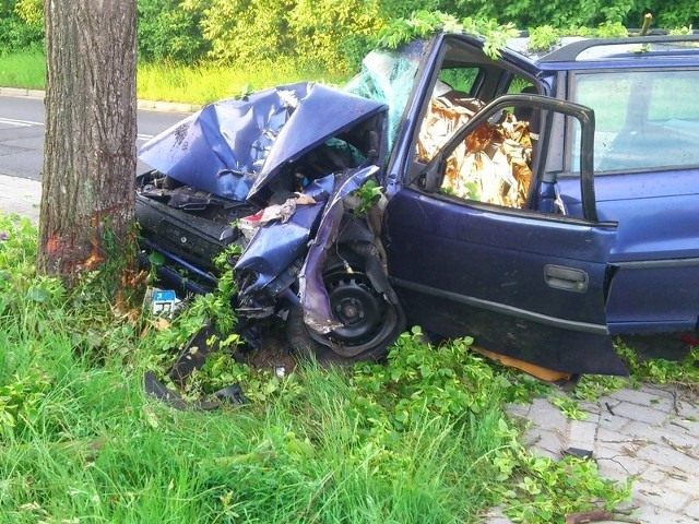 W Bobowicku doszło do tragicznego wypadku. W rozbitym oplu zginął kierowca z Międzyrzecza.