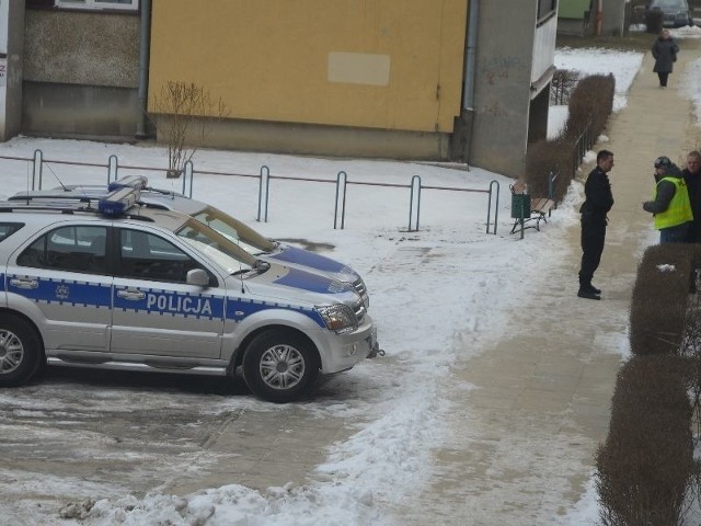 W poniedziałek rano przy jednym z bloków przy ulicy Zwierzynieckiej działania prowadzili policjanci. Prawdopodobnie miały one związek z zatrzymaniem egzaminatorów WORD.