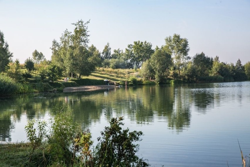 Plaża nudystów nad zalewem leżącego na styku Kryspinowa,...