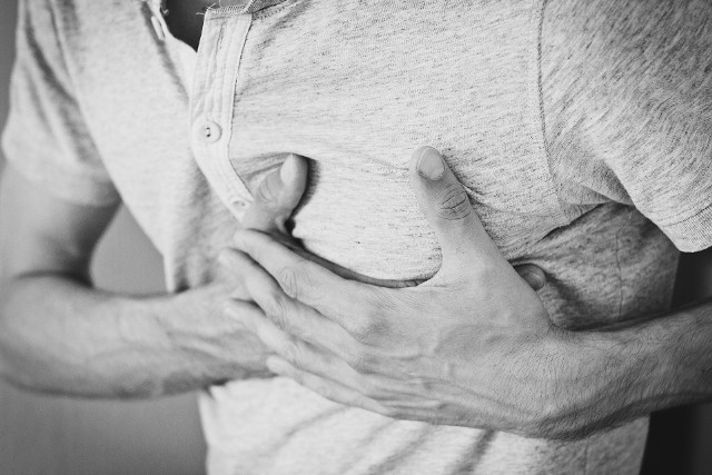 Charakterystycznym objawem choroby wieńcowej jest intensywny ból w klatce piersiowej.