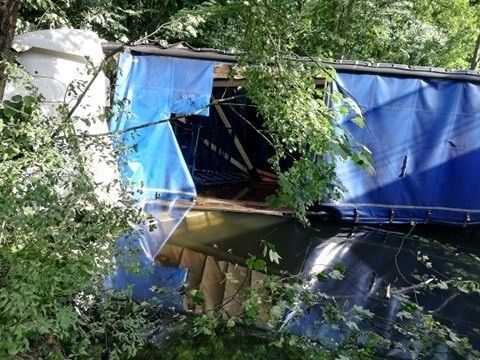 Kolizja na A6. Ciężarówka uderzyła w osobówkę, przerwała bariery energochłonne i zjechała ze skarpy do Płoni - 6.07.2020