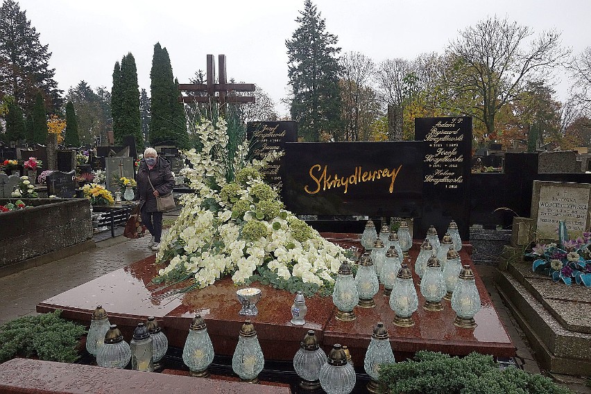 Grób Heleny Skrzydlewskiej na cmentarzu Zarzew w Łodzi jak co roku tonie w kwiatach. Jest imponujący! ZDJĘCIA