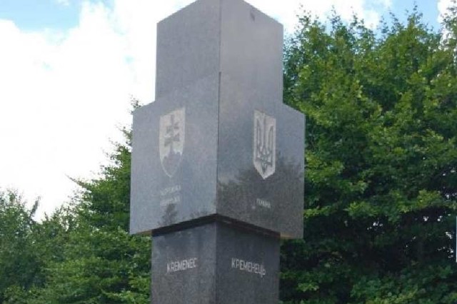 Obelisk na Krzemieńcu. Miejsce, w którym stykają się granicy Polski, Słowacji i Ukrainy.