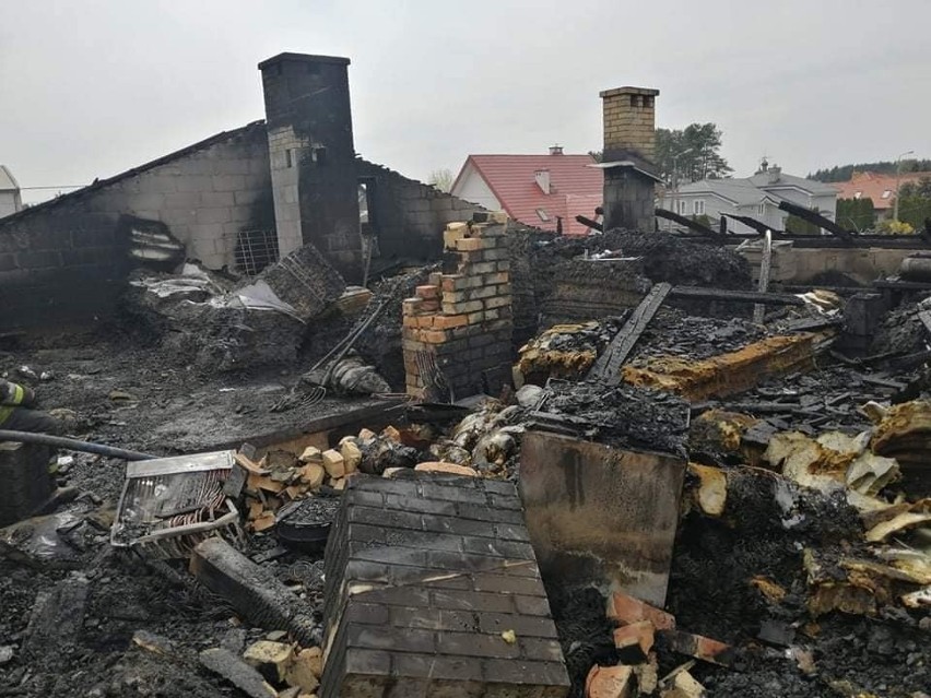Pożar zakładu produkującego materace Ammat w Grabówce. Jedna osoba poważnie poparzona. Straty to 1,5 mln zł (zdjęcia)
