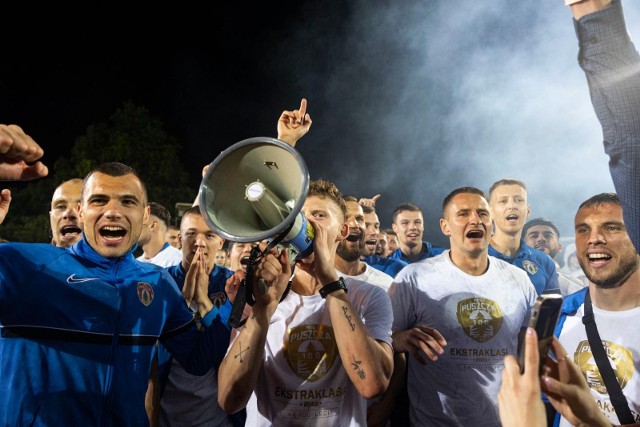 11 czerwca 2023 roku, późny wieczór, stadion w Niepołomicach. Tak piłkarze Puszczy cieszyli się razem ze swoimi kibicami z awansu do ekstraklasy.