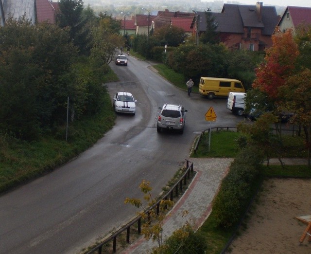 Samochód stojący na łuku przy ul. Bukowej. 