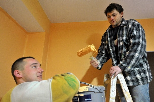 Kamil Dzikowicz i Daniel Michalak wykańczają wnętrza hospicjum. Placówka, aby ruszyć, potrzebuje już tylko wyposażenia.