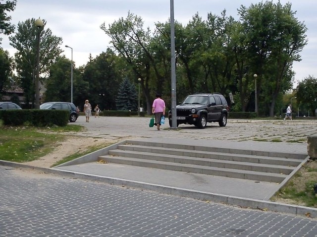 Nowe schody na placu Jagiellońskim wcale nie są przystosowane do potrzeb rodziców, którzy po mieście przemieszczają się z wózkiem. 