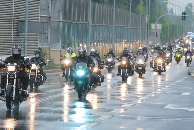 Kilkaset motocyklistek i motocyklistów z Wielkopolski, ale też między innymi z Wrocławia i Gdańska, wzięło udział w sobotę w wielkim "Zakończeniu Sezonu Motocyklowego 2019", które odbyło się na Torze Poznań w Przeźmierowie. Kolejne zdjęcie --->