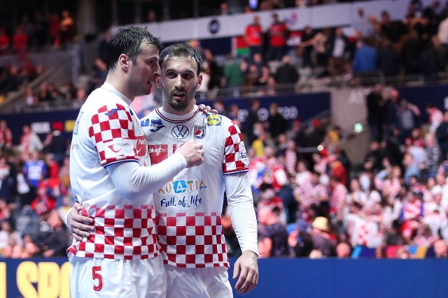Z powodu zakażenia koronawirusem Domagoja Duvnjaka (na zdjęciu z lewej) i Luki Cindricia, do reprezentacji Chorwacji na mistrzostwa Europy może być awaryjnie powołany Igor Karačić z Łomży Vive Kielce (z prawej).