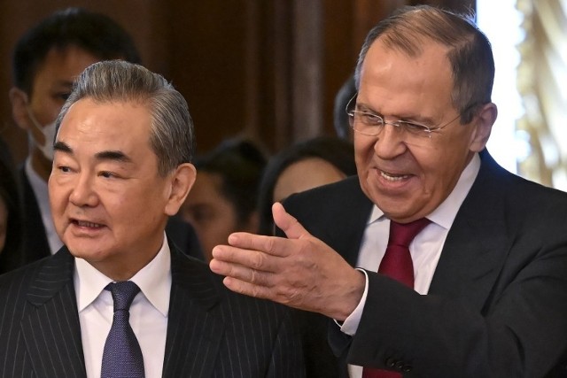 Szef rosyjskiej dyplomacji Siergiej Ławrow (z prawej) z szefem chińskiej dyplomacji Wang Yi.