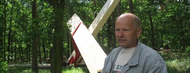 - Gdy już poznaliśmy te tragiczne informacje sam z sąsiadem postawiłem pierwszy krzyż - wspomina Henryk Grodzicki