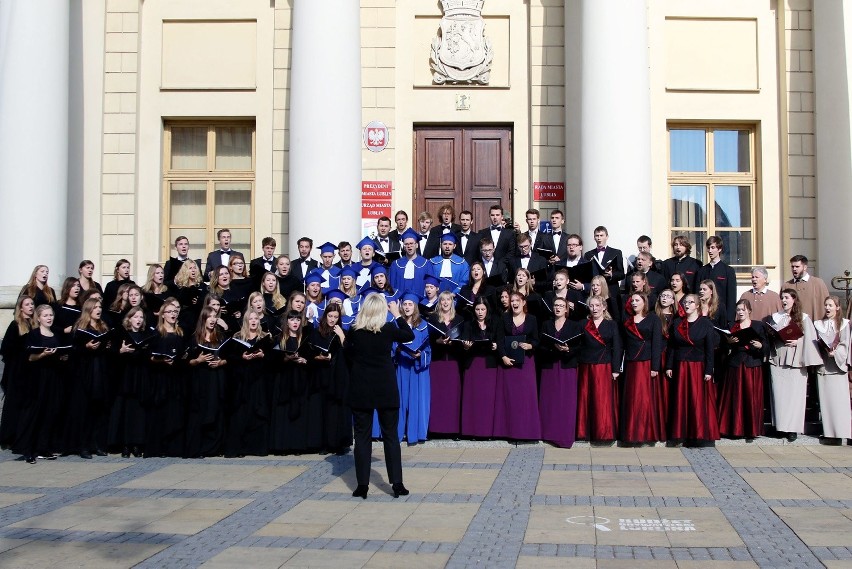 Lubelskie chóry akademickie na schodach ratusza. Wyjątkowe powitanie roku akademickiego (ZDJĘCIA) 