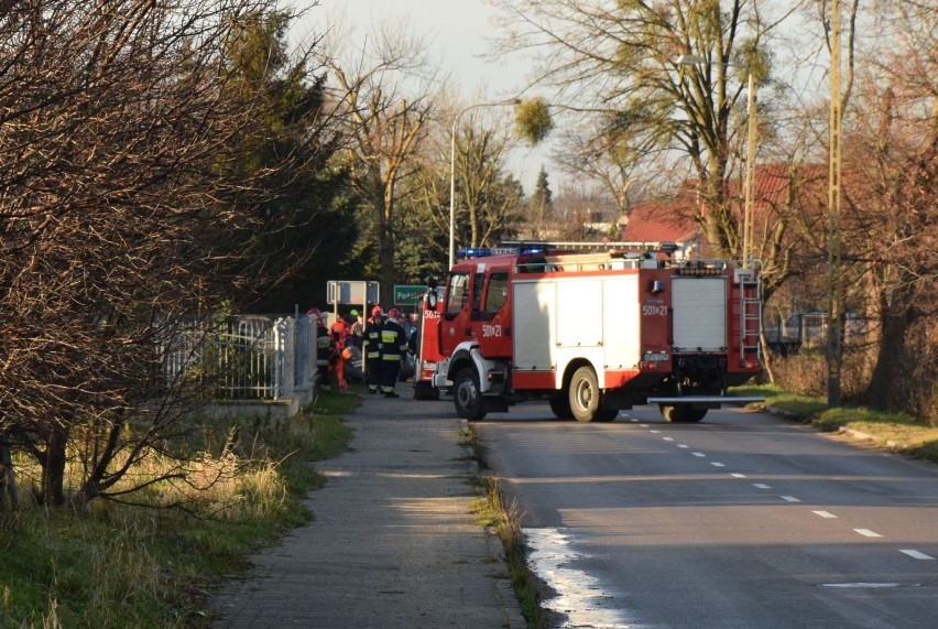 Wypadek w Połchowie. 49-latek volkswagenem wjechał w skrzynkę z gazem. Został odwieziony do szpitala [ZDJĘCIA, WIDEO]